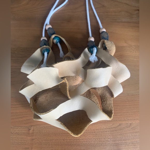 leather plant hangers Custom-made on Vancouver island. Holds 6 to 8 inch pot. - Picture 5 of 12